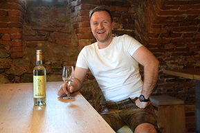 Patrick Wieser mit Wein