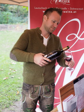 Patrick Wieser beim Wein ausschenken