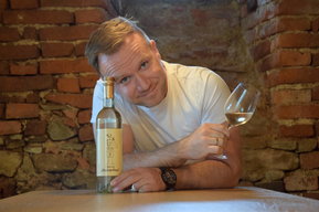 Patrick Wieser mit Weißwein